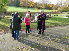 Segnung der Gräber auf dem Friedhof in Riede (Foto: Karl-Franz Thiede)